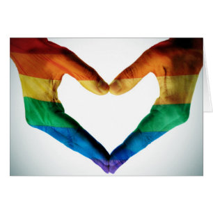 Mains peintes comme coeur d'arc-en-ciel