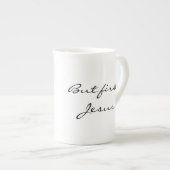 Mais d'abord, tasse de Jésus (Devant droit)