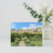 Maison anglaise avec jardin fleuri carte postale (Debout devant)