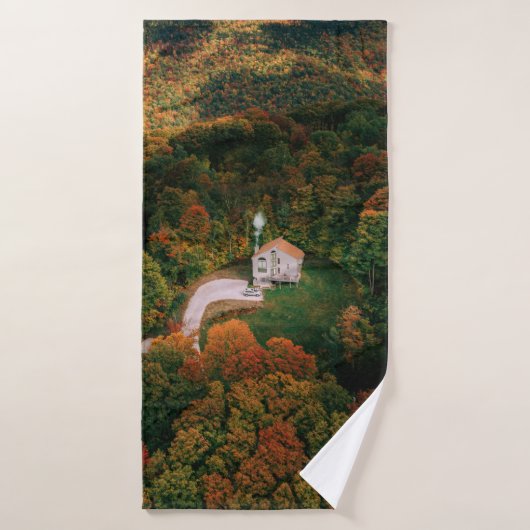 MAISON BLANCHE ET BROWN ENTOURÉE D'ARBRES (Serviette de bain)