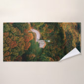 MAISON BLANCHE ET BROWN ENTOURÉE D'ARBRES (Serviette de bain)