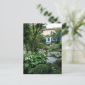 Maison dans un beau jardin Carte postale 1 (Debout devant)