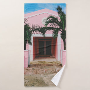 Maison en béton rose et blanc près des arbres vert