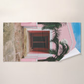 Maison en béton rose et blanc près des arbres vert (Serviette de bain)
