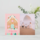 Maison en pain d'épice rose Carte de Noël (Debout devant)