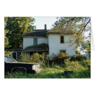 Maison et voiture abandonnées dans l'Iowa rural