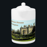 Maison Finlaystone d'Écosse, Clan de Cunningham<br><div class="desc">Reposez tranquillement dans votre héritage écossais de Cunningham avec un couppa baigné dans cette théière avec une photo de la grande maison que votre clan a appelé chez lui pendant des générations. Le Finlaystone House surplombe la rivière Clyde, près du village de Langbank, dans le quartier de l'Inverclyde et du...</div>