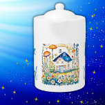 Maison Monogramme Cottagecore avec Champignons |<br><div class="desc">Une mignonne maison de cottage entourée de fleurs et de champignons évoque un cadre rural idyllique et cosy,  incarnant une esthétique nostalgique et romantique inspirée de la vie rurale traditionnelle. Monogrammé pour vous d'insérer votre propre texte - en bleu. Théière.</div>