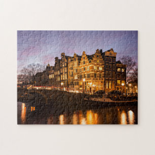 Maisons de canal d'Amsterdam au puzzle denteux de
