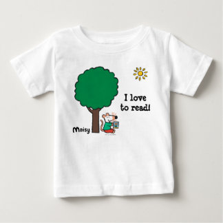 Maisy leest haar bibliotheekboek buiten