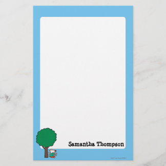 Maisy leest haar bibliotheekboek buiten briefpapier