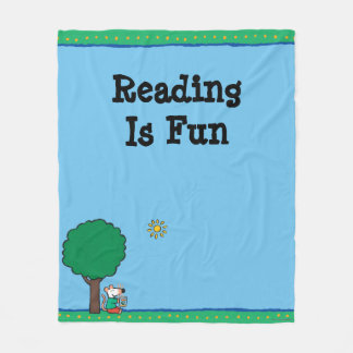 Maisy leest haar bibliotheekboek buiten fleece deken