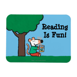 Maisy leest haar bibliotheekboek buiten magneet