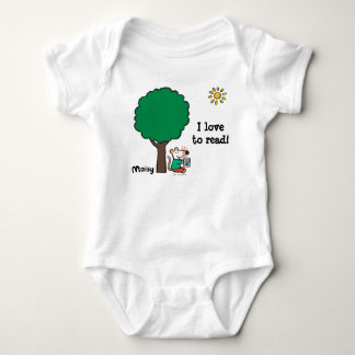 Maisy leest haar bibliotheekboek buiten romper