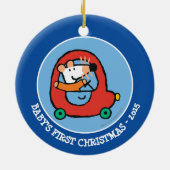 Maisy rijdt een rode auto keramisch ornament (Achterkant)