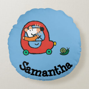 Maisy rijdt een rode auto rond kussen