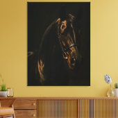 Majestätischer Fuchsbrauner Hengst im Dunkeln Canvas Afdruk (Insitu (Woonkamer))
