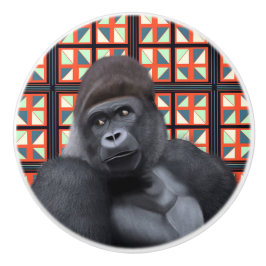Majestic Sitting Gorilla Op Rode Geometrische Wild Keramische Knop