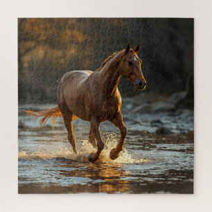 Majestueus bruin paard galopperend door water bij legpuzzel