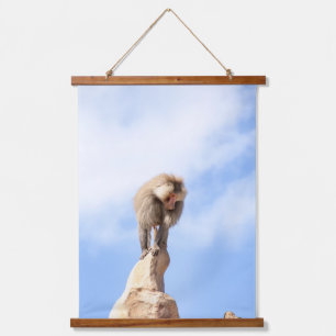 Majestueuze baviaan op bergtop hangend wandkleed