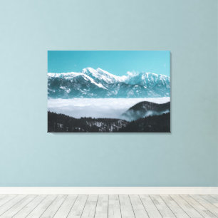 Majestueuze bergen rijzend boven nevelig dal canvas afdruk