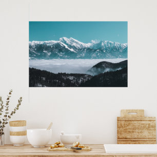 Majestueuze bergen rijzend boven nevelig dal poster