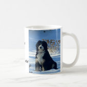 Majestueuze Bernedoodle hond op besneeuwde heuvel  Koffiemok