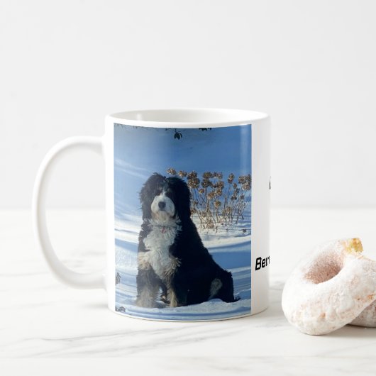 Majestueuze Bernedoodle hond op besneeuwde heuvel  Koffiemok (Met donut)