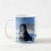 Majestueuze Bernedoodle hond op besneeuwde heuvel  Koffiemok (Links)
