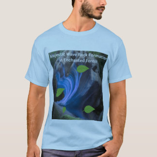 Majestueuze golfrotsformatie in betoverd woud t-shirt