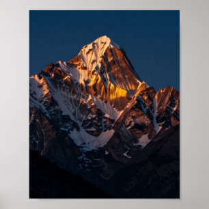 Majestueuze Gouden Piek bij Schemering Poster