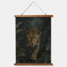 Majestueuze luipaard in donkere tropische jungle