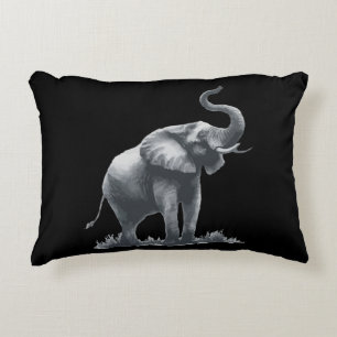 Majestueuze olifant met verhoogde stam grijs zwart accent kussen
