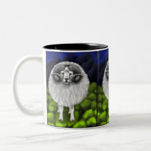 Majestueuze pieken: IJslandse schapen weiden Tweekleurige Koffiemok