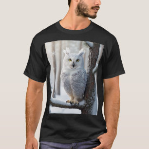 Majestueuze sneeuwuil in een winterbos t-shirt