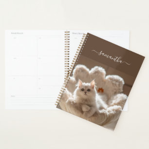 Majestueuze witte kat op luxe bontbank planner