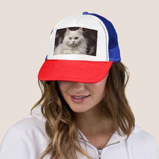 Majestueuze witte kat trucker pet (In situ)