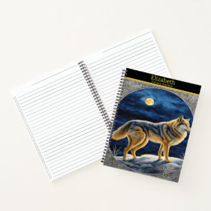 Majestueuze wolf huilt onder de heldere volle maan notitieboek