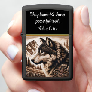 Majestueuze wolf staart over sereen berglandschap