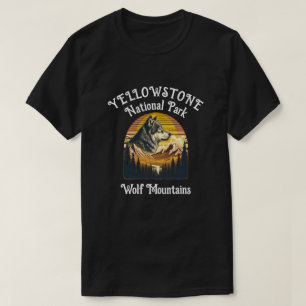 Majestueuze wolf te midden van bergtoppen t-shirt