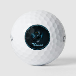 Majestueuze zwarte raaf zittend op een golfballen
