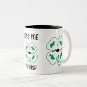 MaJk Turtle "Kus me I'm Irish" gelukskeramiek Tweekleurige Koffiemok (Voorkant rechts)