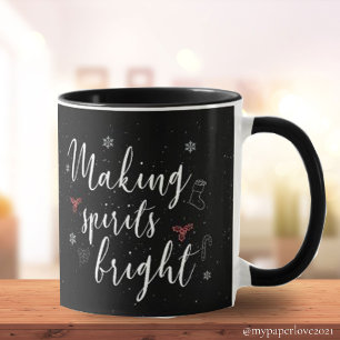 Maken van spirits voor zwarte witte kerst mok