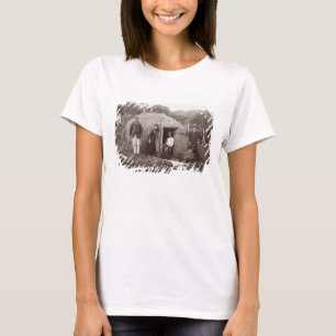 Making Tappa, een moederstof, c.1875 (sepia foto) T-shirt