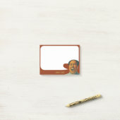 Mal riant des notes de post-it de Mao (Sur un bureau)