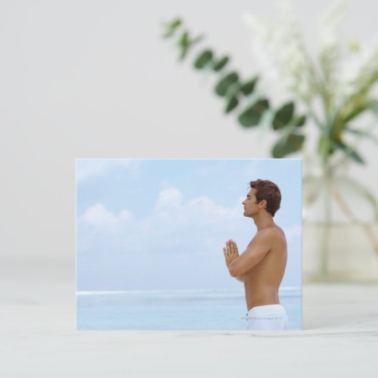 Malediven, slimme jonge jongen die yoga oefent op briefkaart (Staand voorkant)