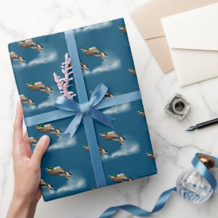 Mallard Duck die over water vliegt Cadeaupapier