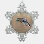 Mallard Duck in vlucht Tin Sneeuwvlok Ornament (Voorkant)