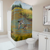 Mallard Ducks vliegen over de hond Douchegordijn (In situ)