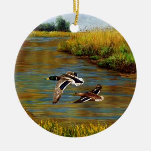 Mallard Ducks vliegen over de hond Keramisch Ornament (Voorkant)